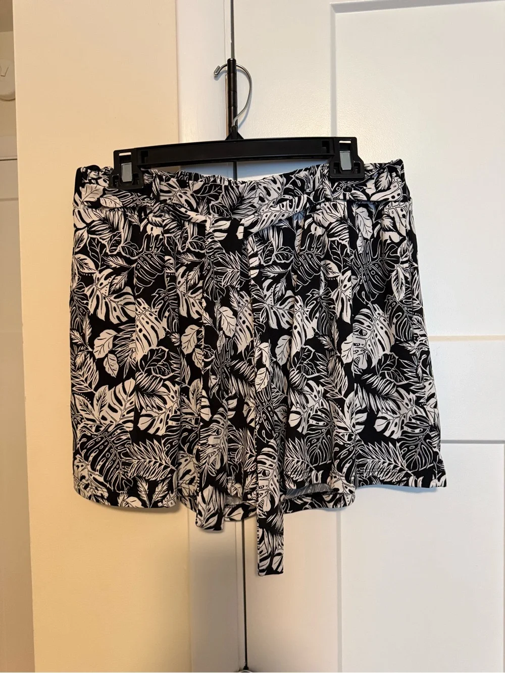 Robert Louis Black & White Leaf-Print Shorts